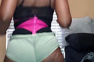 naejae, is that ass grinding on the pole?