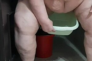 Coolmarina Mature BBW Pees on the Floors