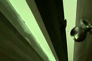 mi hermanastra se dio cuenta que la estaba viendo masturbarse y decidi� cumplir mi fantas�a de follar con ella