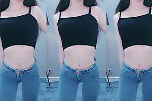 i saw this cute chinese girl dancing and her ass is so sexy shaking