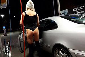 myjnia samochodowa com transsexual em publico outdoor