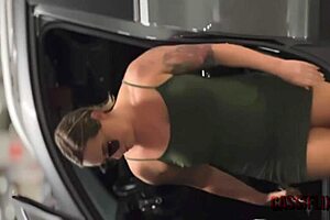 Mostrei minha buceta para o boy dentro do carro e depois ele me comeu gostoso!