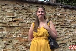 Alice milf pulpeuse craves hardcore SM play now.