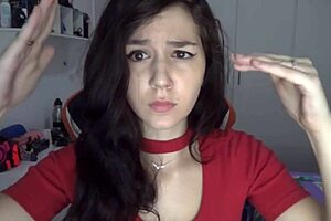 Carolzinhasg dances and moves sensually in this video.