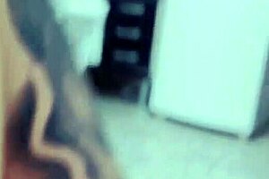 minha empregada domestica mostra peitos grandes e bunda sexy arrumando casa