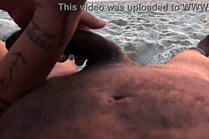 Casal brincando de se exibir na praia, acaba mal