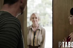 I can't believe how whitney wright and dee williams suck pierce paris's big cock so good