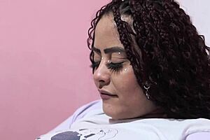 veio procurar a namorada e gozou na cara da amiga