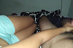 Hermanastra con coño estrecho se pone cachonda mientras veíamos Shrek y me pide que la folle y me corra dentro de ella video real casero