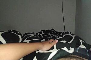 Hermanastra con coño estrecho se pone cachonda mientras veíamos Shrek y me pide que la folle y me corra dentro de ella video real casero