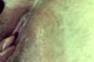 i'm watching this beautiful hairy novinha masturbating with dildos and vibrators to orgasm