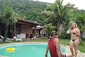 Branca de Neve Fucks in the Mansion!