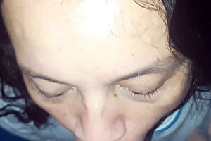 Madrastra milf es follada por la boca y recibe semen en la boca