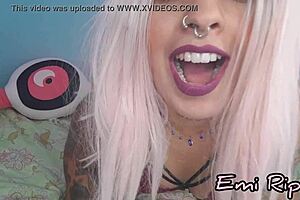 ninfetinha acorda com tesão, querendo aquela buceta molhada?