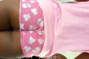 o marido dela foi pro bar e aproveitei pra chavecar a visinha