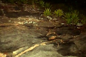 The novinha masturbates on the beach, squirting hard with her big ass shaking