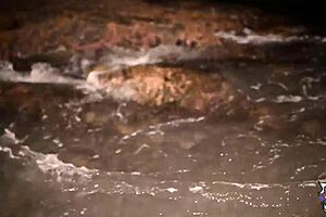 The novinha masturbates on the beach, squirting hard with her big ass shaking