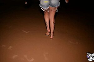 The novinha masturbates on the beach, squirting hard with her big ass shaking