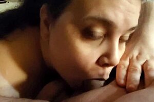 girlfriend gives blowjob and swallow in homemade video 😍