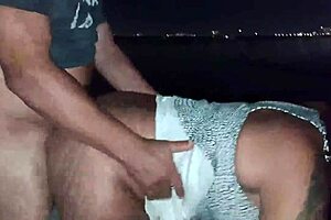 dogging - esposa transa com estranhos em p�blico e corno observa enquanto filma