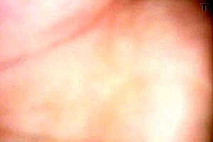 dandole de perrito a la morena para vaciarle la leche 2