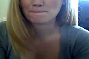 i'm just a blonde camgirl showin' off my ass and more for ya.