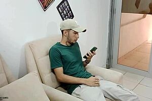 El Hijastro Recibe Una Mamada Garganta Profunda Por Su Madrastra!