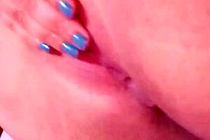 Novinha Piscando Cuzinho Rosa E Tendo Orgasmo