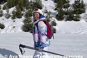 Ava moore, skiers surprend me masturbating my ass on the train - vlog x