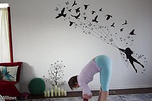 Learn to appreciate a sexy amateur's hairless pussy and big ass in lesson 325