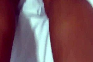 gozando e cheirando a sola do pé da putinha