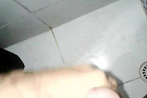 Watch this amateur masturbate to a massive orgasm. What a gozada!