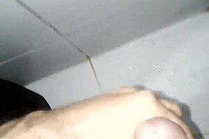 Watch this amateur masturbate to a massive orgasm. What a gozada!