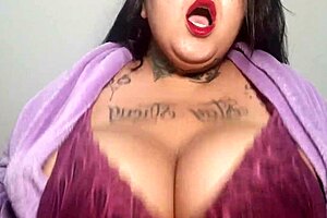 Mary Jhuana cums watching netflix in bedroom