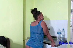 morango rj vem a são paulo e fode gostoso com o coroa dotado sem camisinha e se apaixona na pica dele?