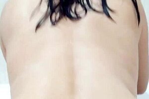 the young japinha wife twerks and shows her ass in the motel bathtub