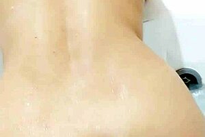 the young japinha wife twerks and shows her ass in the motel bathtub