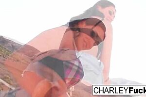 चार्ली चेस हॉट सोलो मस्तर्बेशन फन से टीज करती है, बड़े टिट्स अटेंशन मांगते हैं