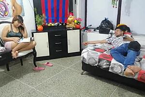 Estaba viendo mi revista favorita y mi hermanastro busca la manera de poder follar mi coño