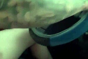 Batendo Punheta No Carro Enquanto Dirijo