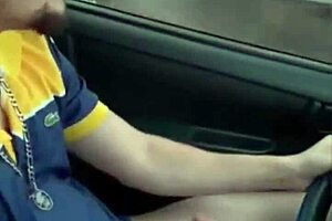 Batendo Punheta No Carro Enquanto Dirijo