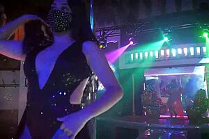 Safaris 2000 Live Showcases Vibrant Mexican Dance Moves