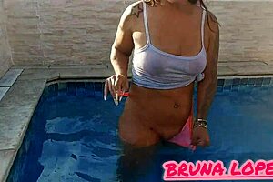 Parte 2 Bikini Rosa Enterrado Na Bunda Da Bruna Limpando Piscina