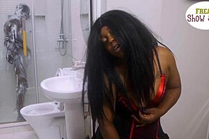 Horny Madam Makes Gateman Fuck And Squirt