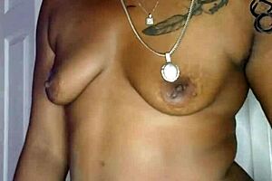 Naejae teases with her big ebony ass in solo show.