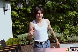 बस्टी मैच्योर ब्लॉन्ड गार्डनर को सेड्यूस करने की कोशिश करती