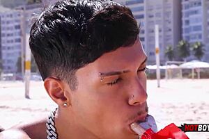 Mamando A Piroca Do Vendedor De Picole Na Praia