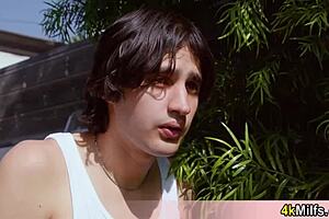 बस्टी मैच्योर ब्लॉन्ड गार्डनर को सेड्यूस करने की कोशिश करती