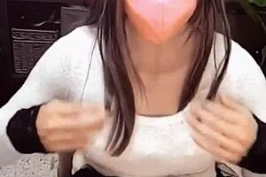 【個撮】お姉さん系が配信しながらオナニーする動画