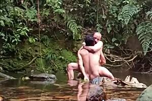 Orgia gay na beira do rio